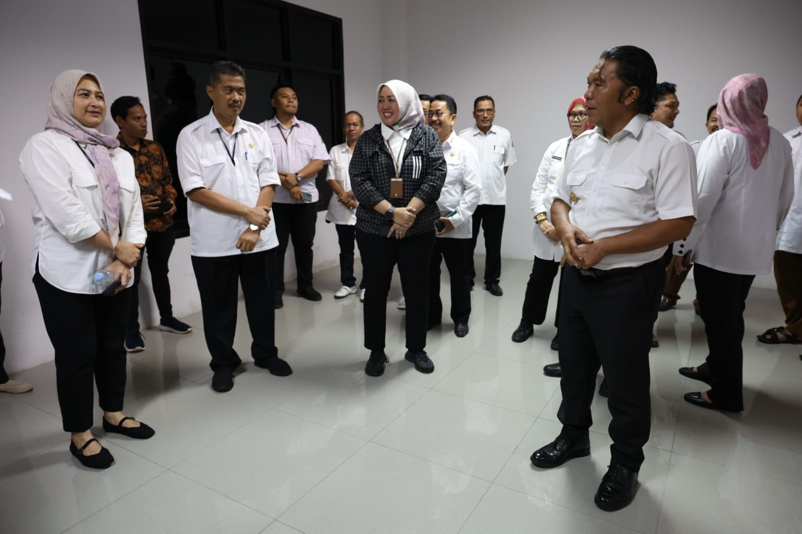 Pj Al Muktabar saat meninjau gedung baru Samsat Cikokol.