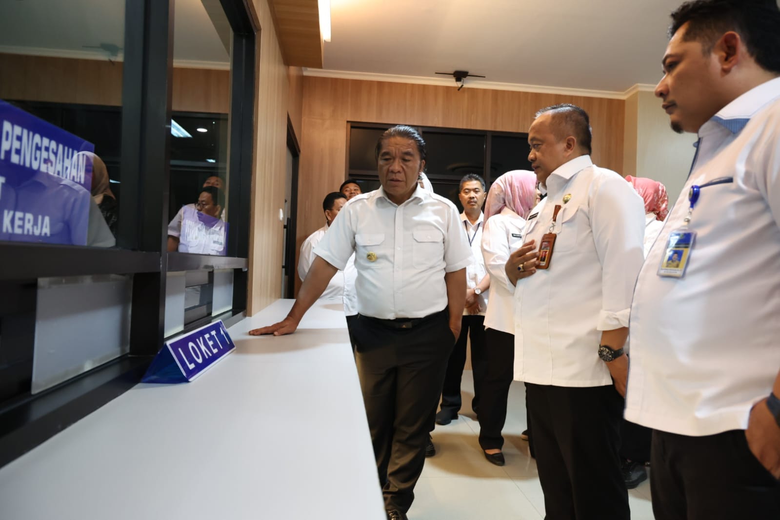 Pj Al Muktabar saat meninjau gedung baru Samsat Cikokol.