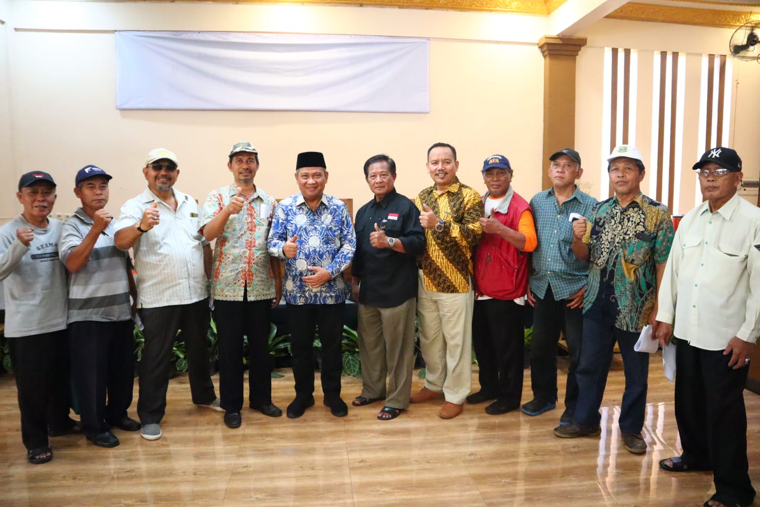 Muhammad Rizal DPR saat foto bersama masyarakat.