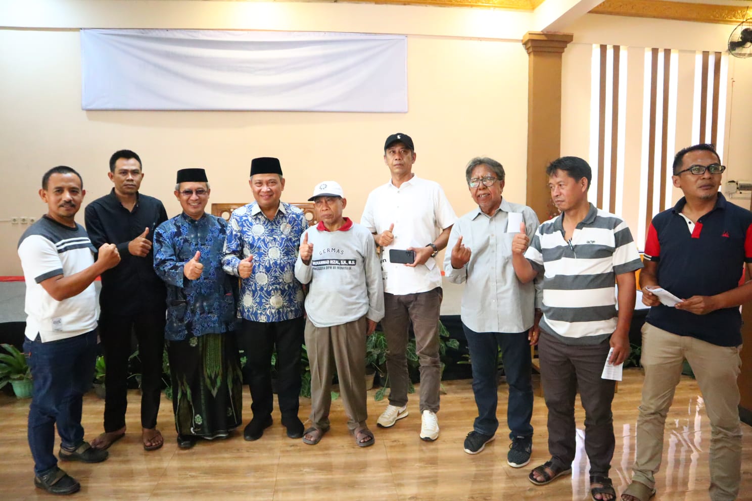 Muhammad Rizal DPR saat foto bersama masyarakat.