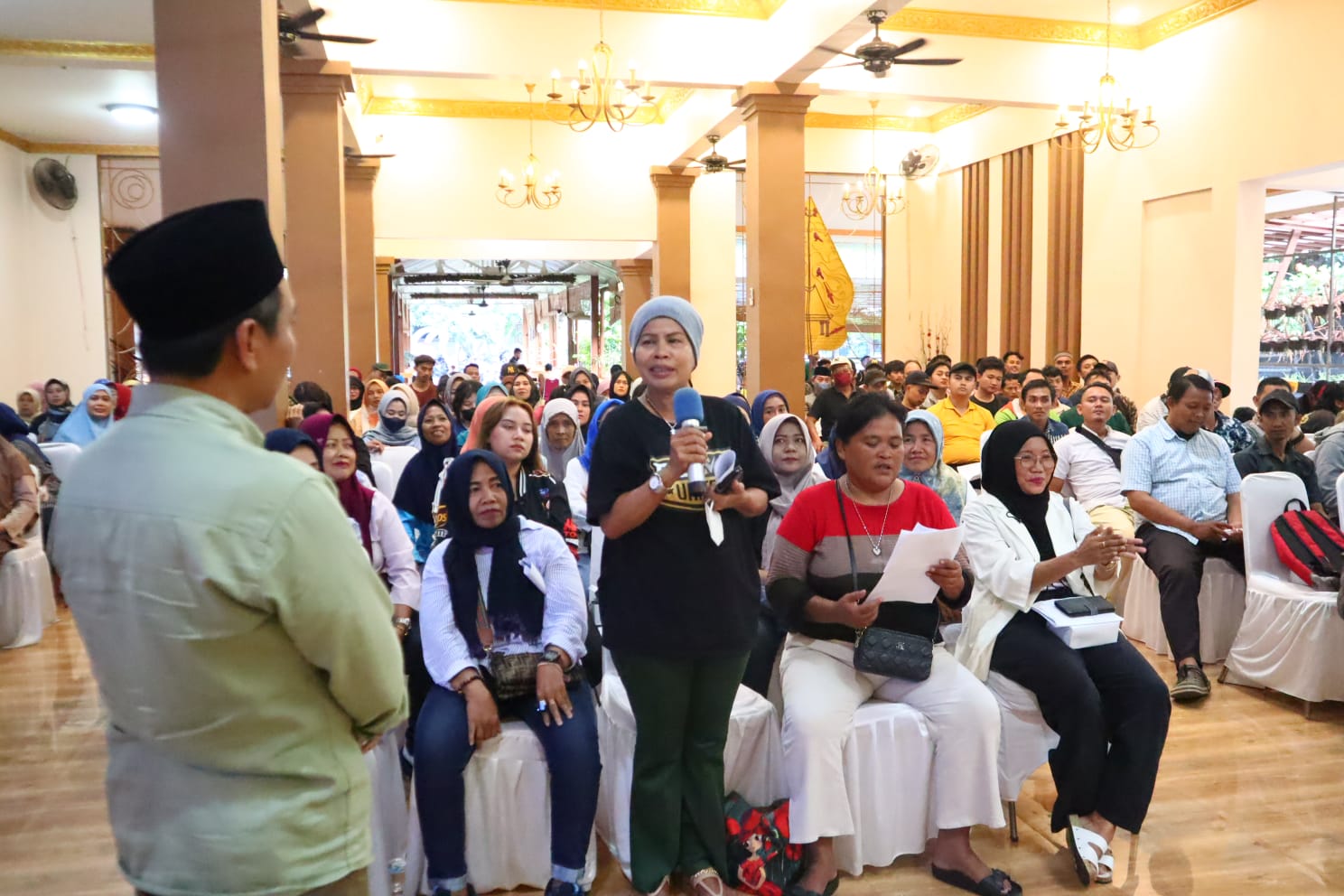 Masyarakat saat memberikan apresiasi kepada Muhammad Rizal DPR RI.