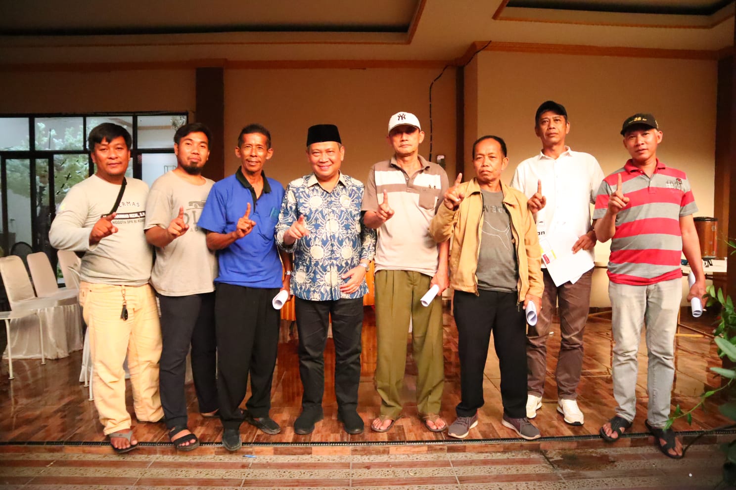 Muhammad Rizal DPR saat foto bersama masyarakat.