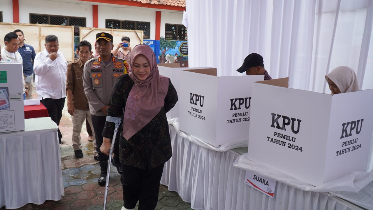 Bupati Irna saat monitoring tempat pemungutan suara.