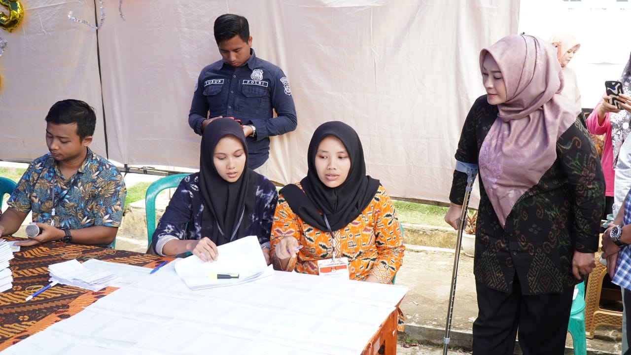 Bupati Irna saat monitoring tempat pemungutan suara.