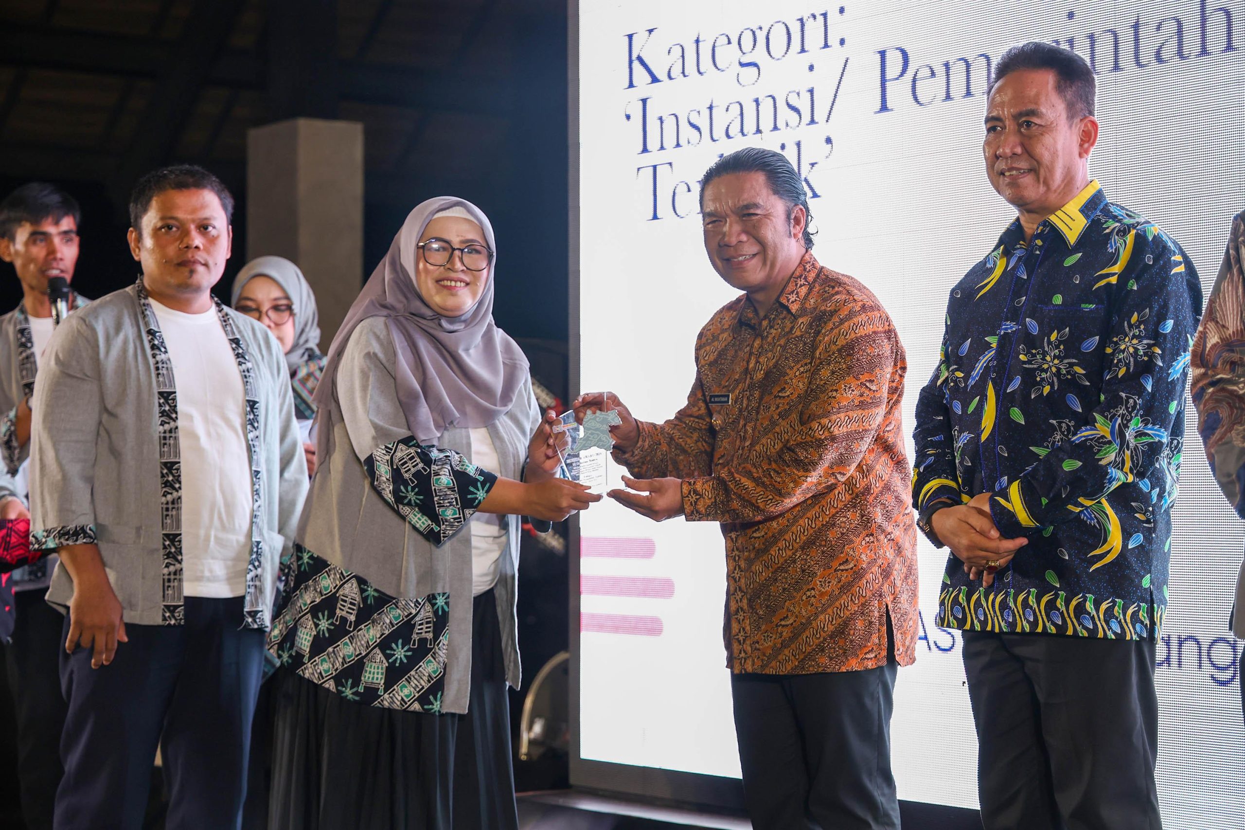 Pj Al Muktabar dapat penghargaan Ekbispar Award 2024.