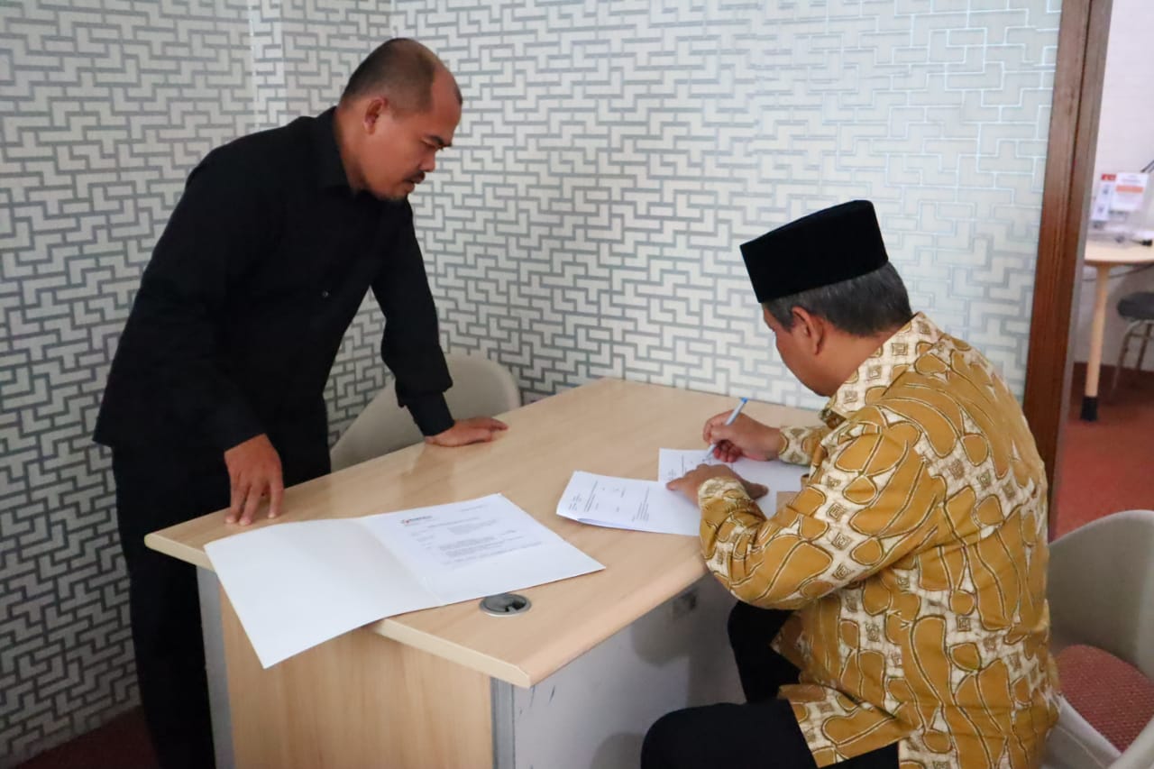 Muhammad Rizal Caleg PAN DPR RI Dapil Banten 3 saat di Bawaslu Banten.