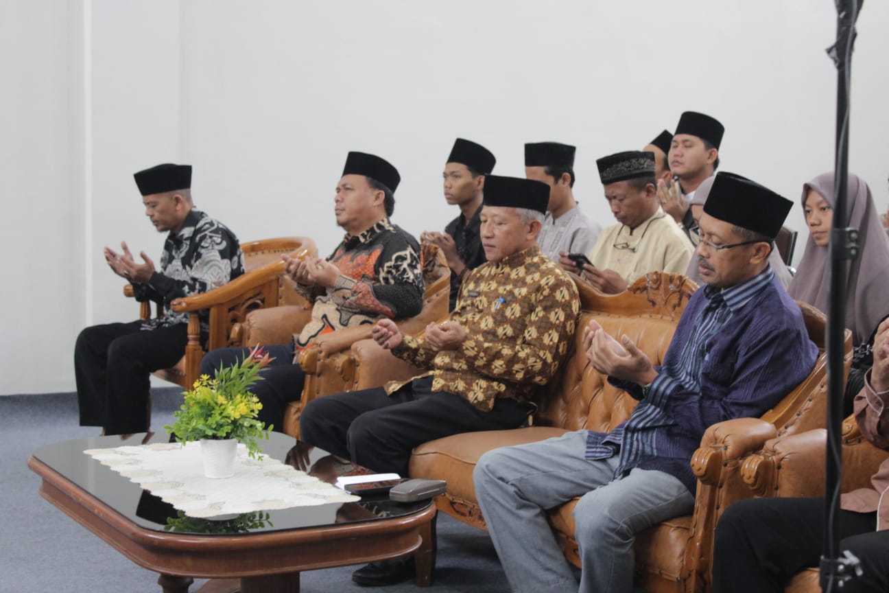 Agus Setiawan Staf Ahli Gubernur Banten Bidang Kemasyarakatan dan Sumber daya Manusia bersama para pengurus Lembaga Penyiaran Publik Radio Republik Indonesia (LPP RRI) Banten.