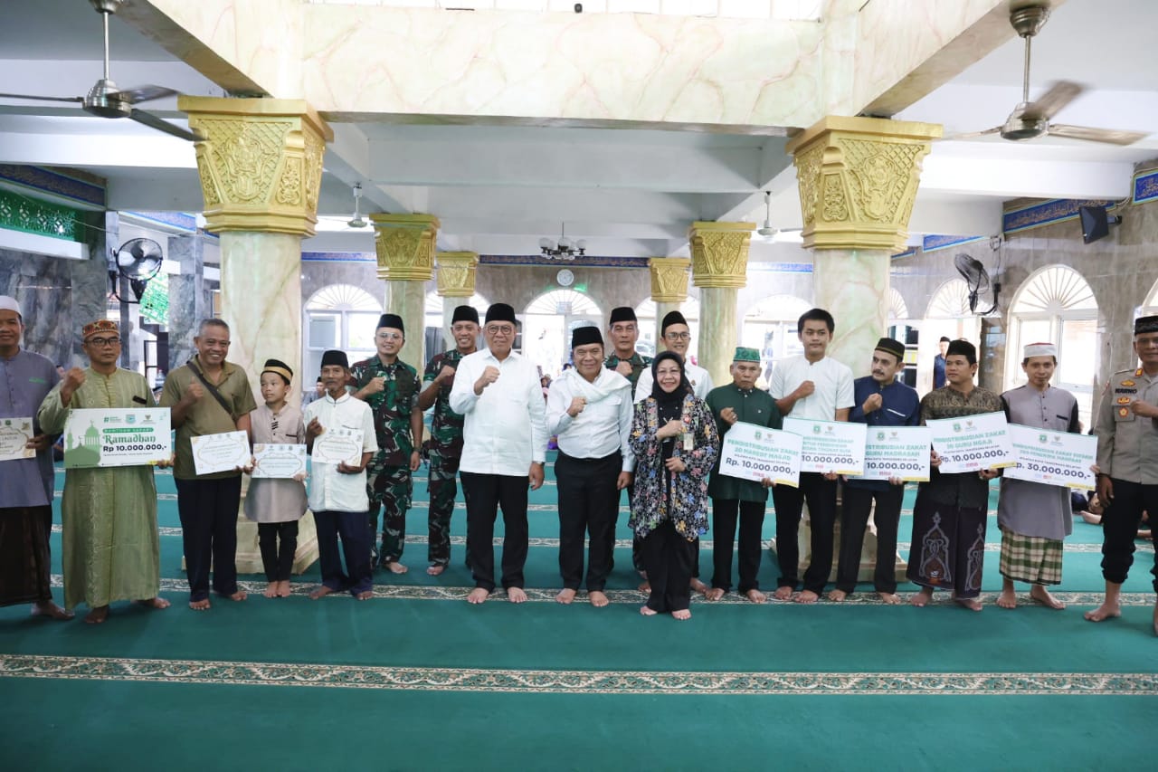 Pj Al Muktabar, Benyamin dan Jajarannya saat foto bersama masyarakat.