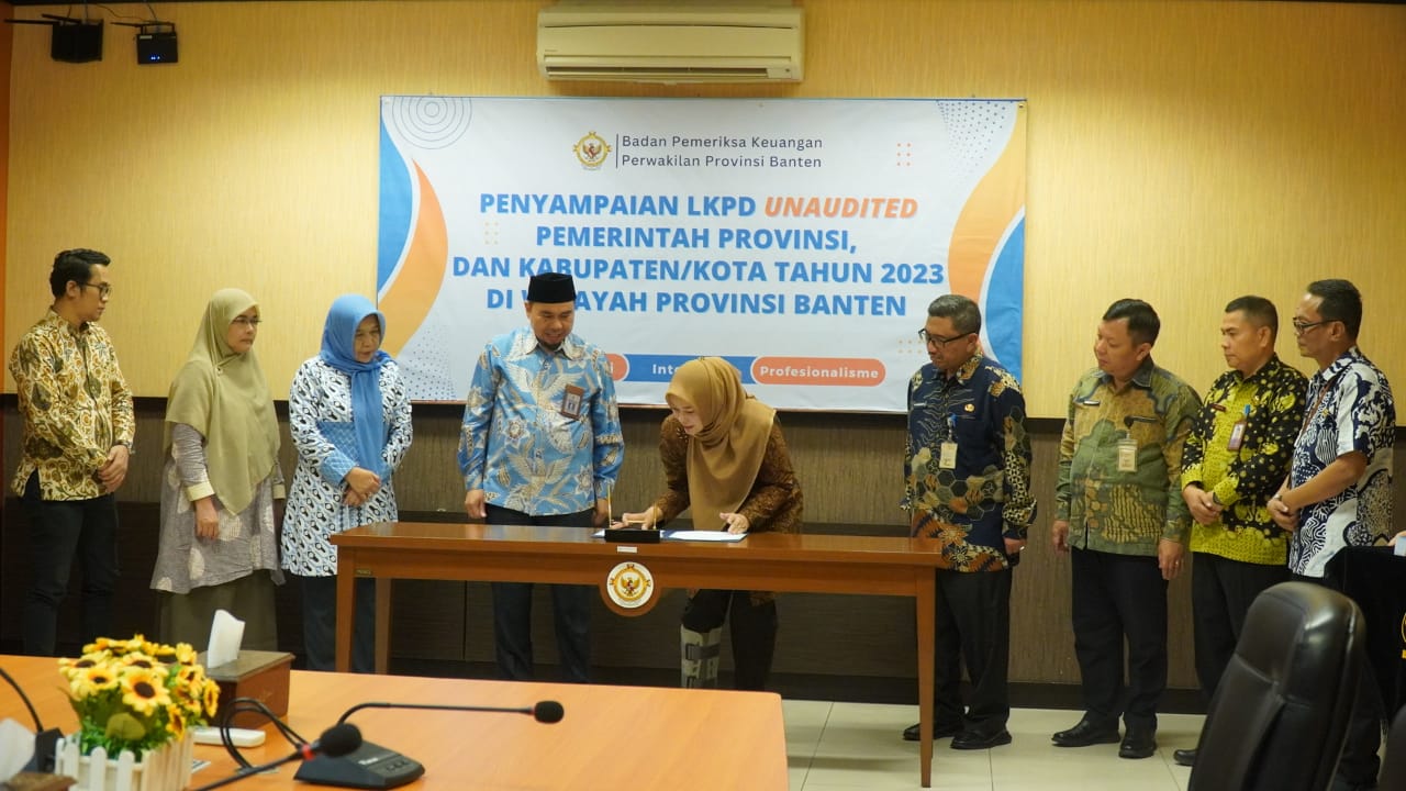 Bupati Pandeglang Irna Narulita Serahkan LKPD ke BPK Banten.