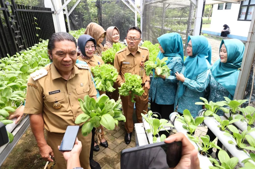 Ibu Tine Al Muktabar Bersama Pj Gubernur Banten saat memetik buah Kale.