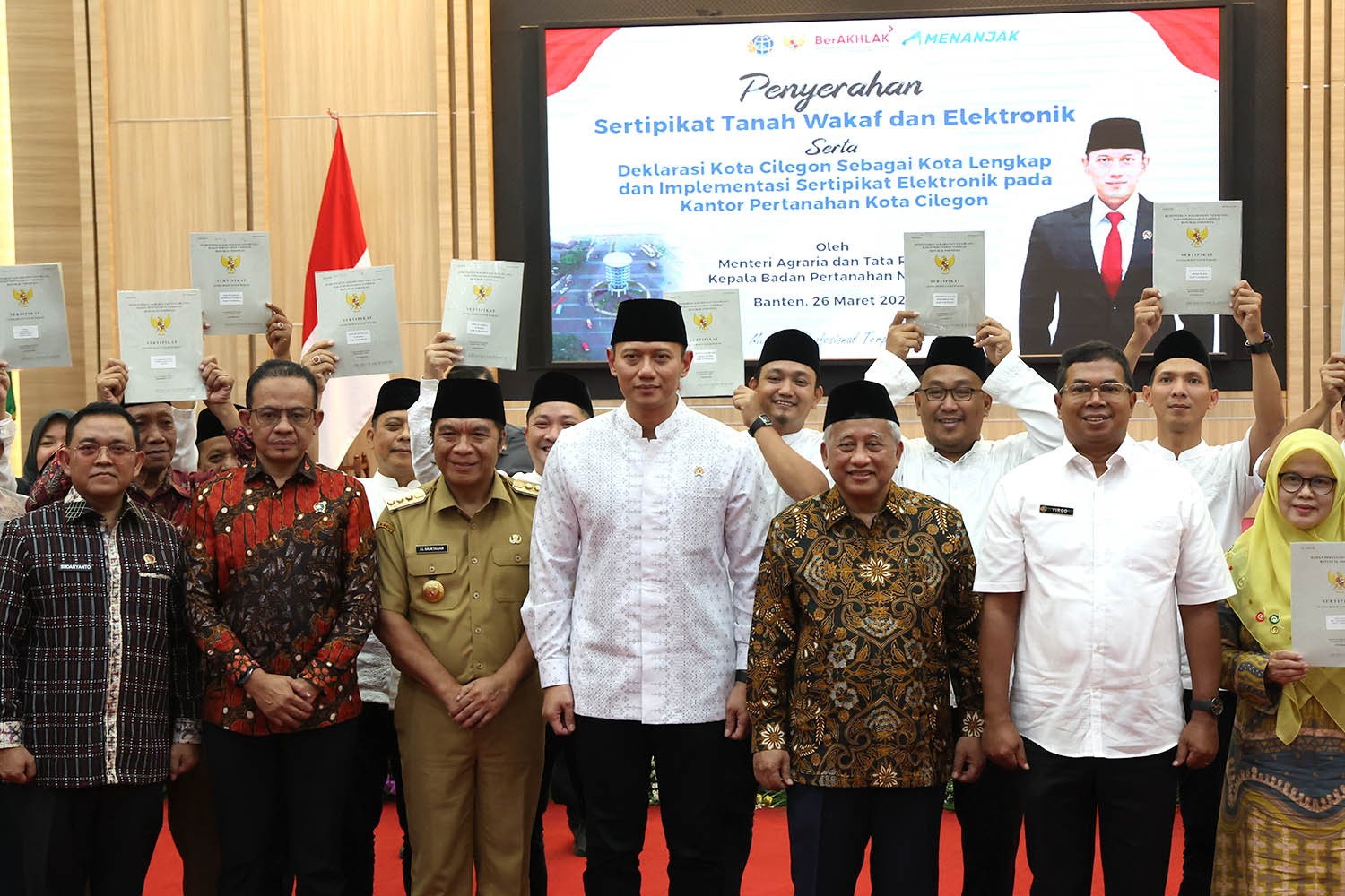 Menteri AHY Bersama Pj Al Muktabar bersama masyarakat penerima sertifikat tanah wakaf.