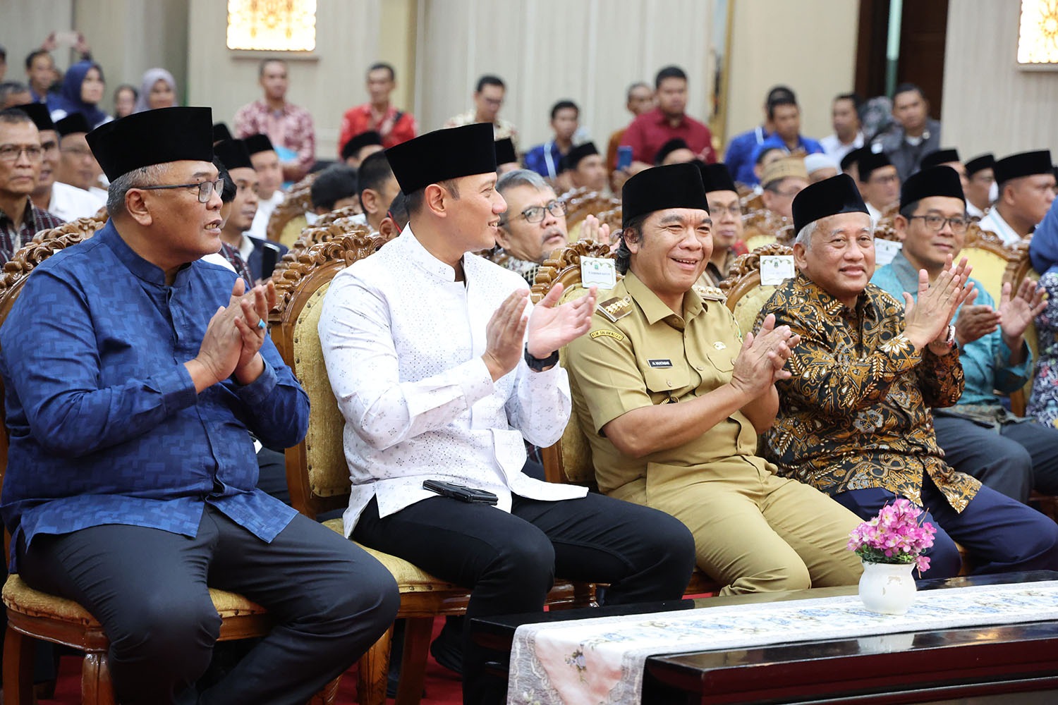 Menteri AHY Bersama Pj Al Muktabar Bagikan Sertipikat Tanah Wakaf ke Masyarakat Cilegon Banten