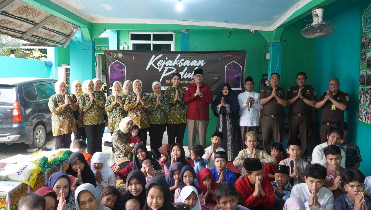 Ikatan Adhyaksa Dharmakarini (IAD) dan jajaran Kejaksaan Negeri Kabupaten Tangerang saat bersama anak-anak yatim.