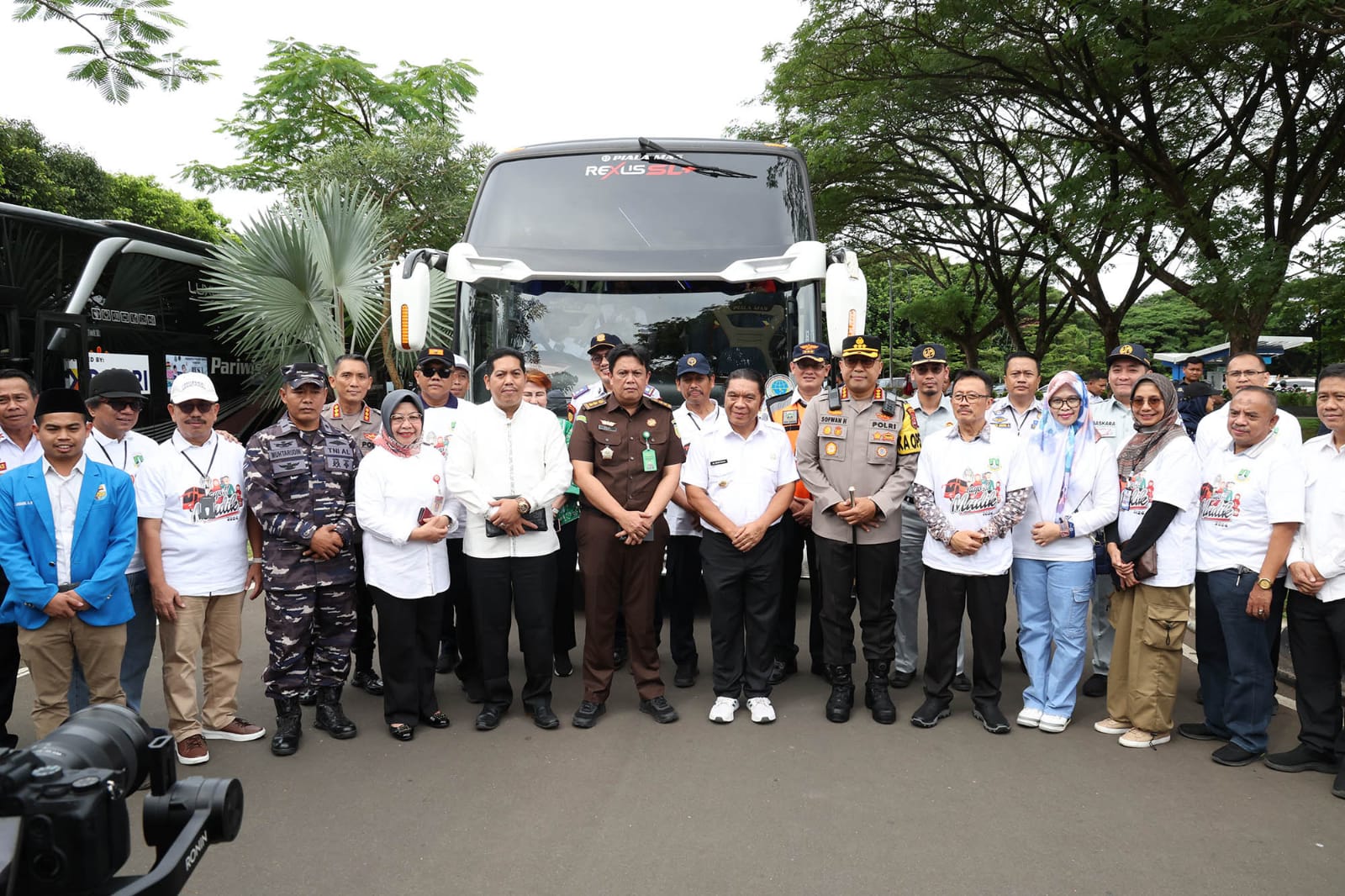 Pj Al Muktabar bersama jajarannya saat pelepasan Program Mudik Gratis Pemprov Banten.