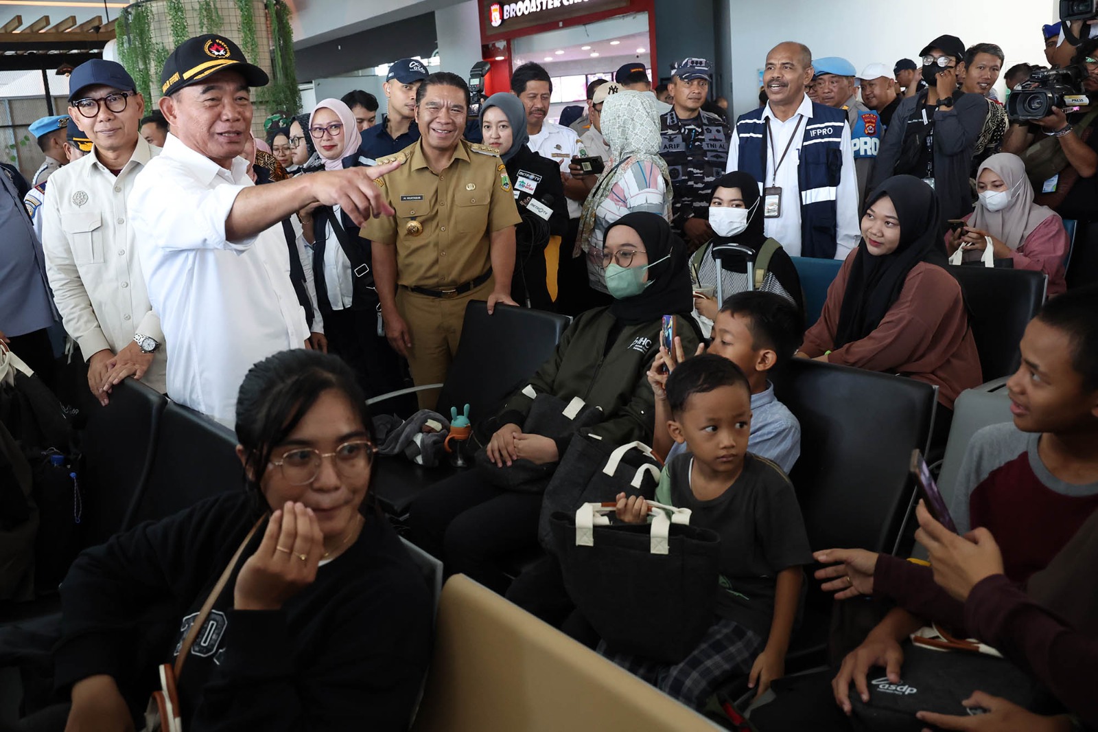 Menteri Muhadjir Effendy, Menhub Budi Karya dan Pj Al Muktabar saat menyapa pemudik.