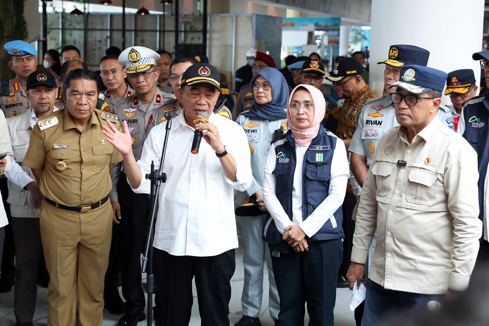 Menteri Muhadjir Effendy, Menhub Budi Karya dan Pj Al Muktabar Evaluasi Arus Mudik di Pelabuhan Merak Banten