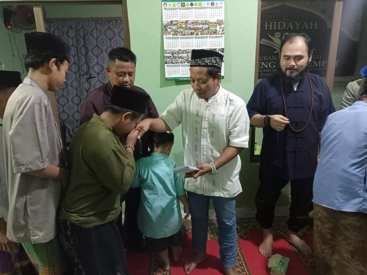 Sekjen Adam dan ketua Mulyadi saat menyantuni anak-anak yatim.