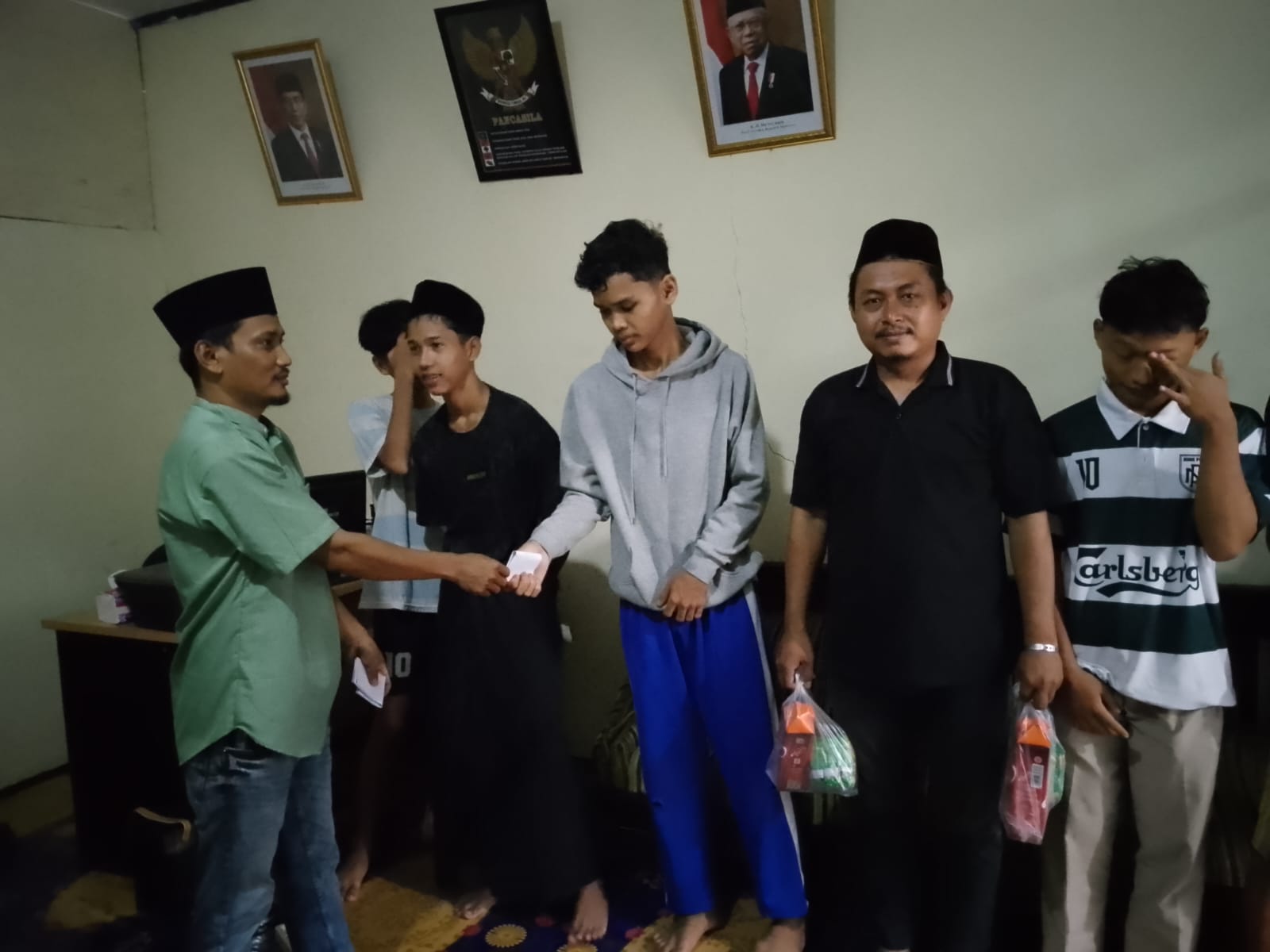 Ketua Mansyur saat menyantuni anak yatim.