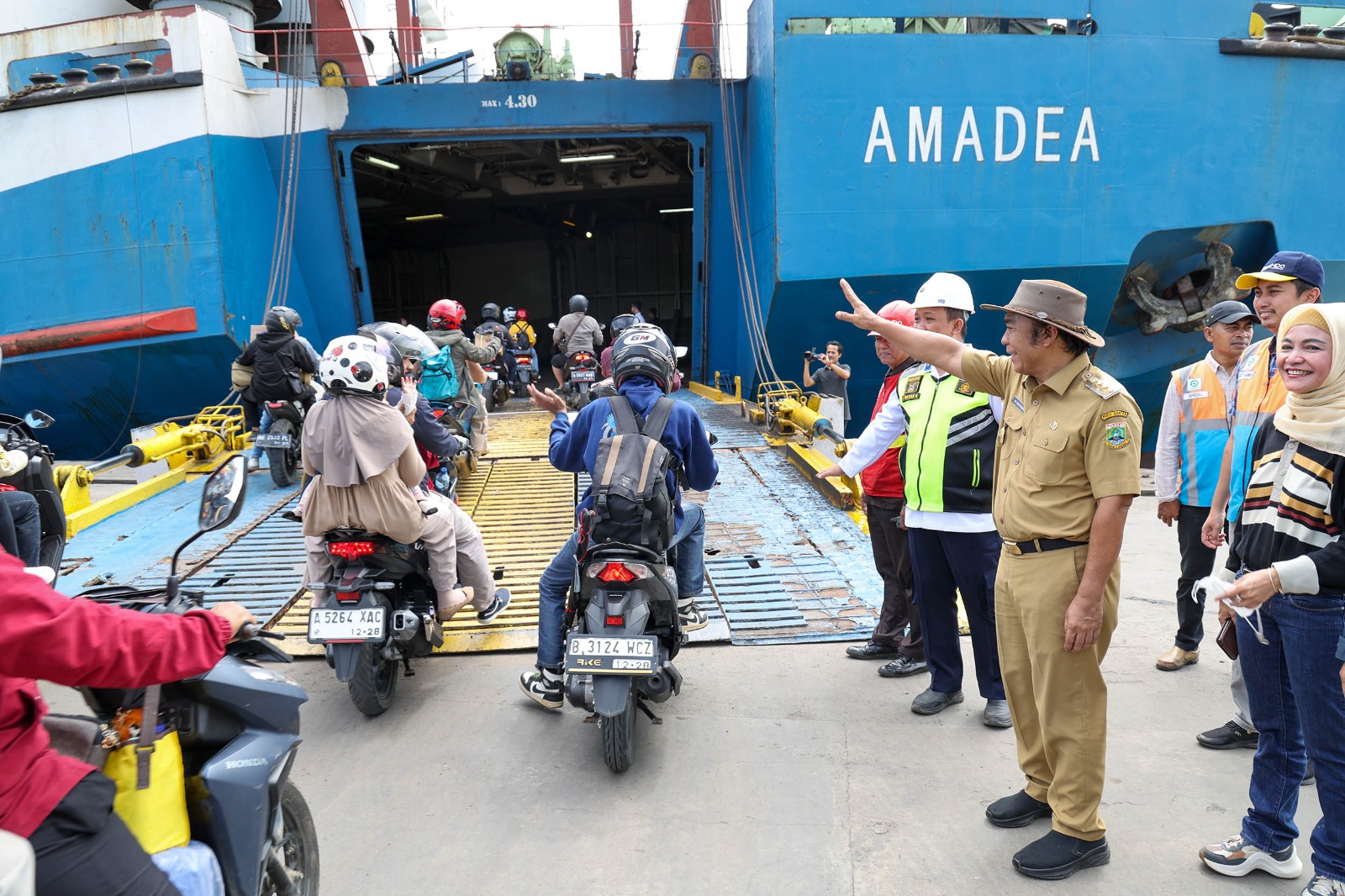 Kali ini Menkes Budi Gunadi, Kabaharkam Polri Didampingi Pj Al Muktabar Tinjau Pemudik di Pelabuhan Merak Banten