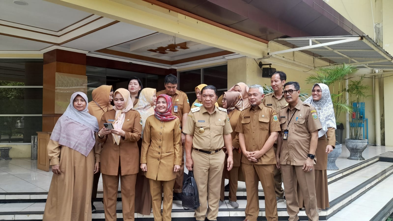 Pj Al Muktabar bersama Kepala Bappeda Provinsi Banten Mahdani, Kepala Dinas Pendidikan dan Kebudayaan Provinsi Banten Tabrani, Kepala PUPR Provinsi Banten Arlan Marzan dan Kepala Dinas Kesehatan Ati Pramudji Hastuti.