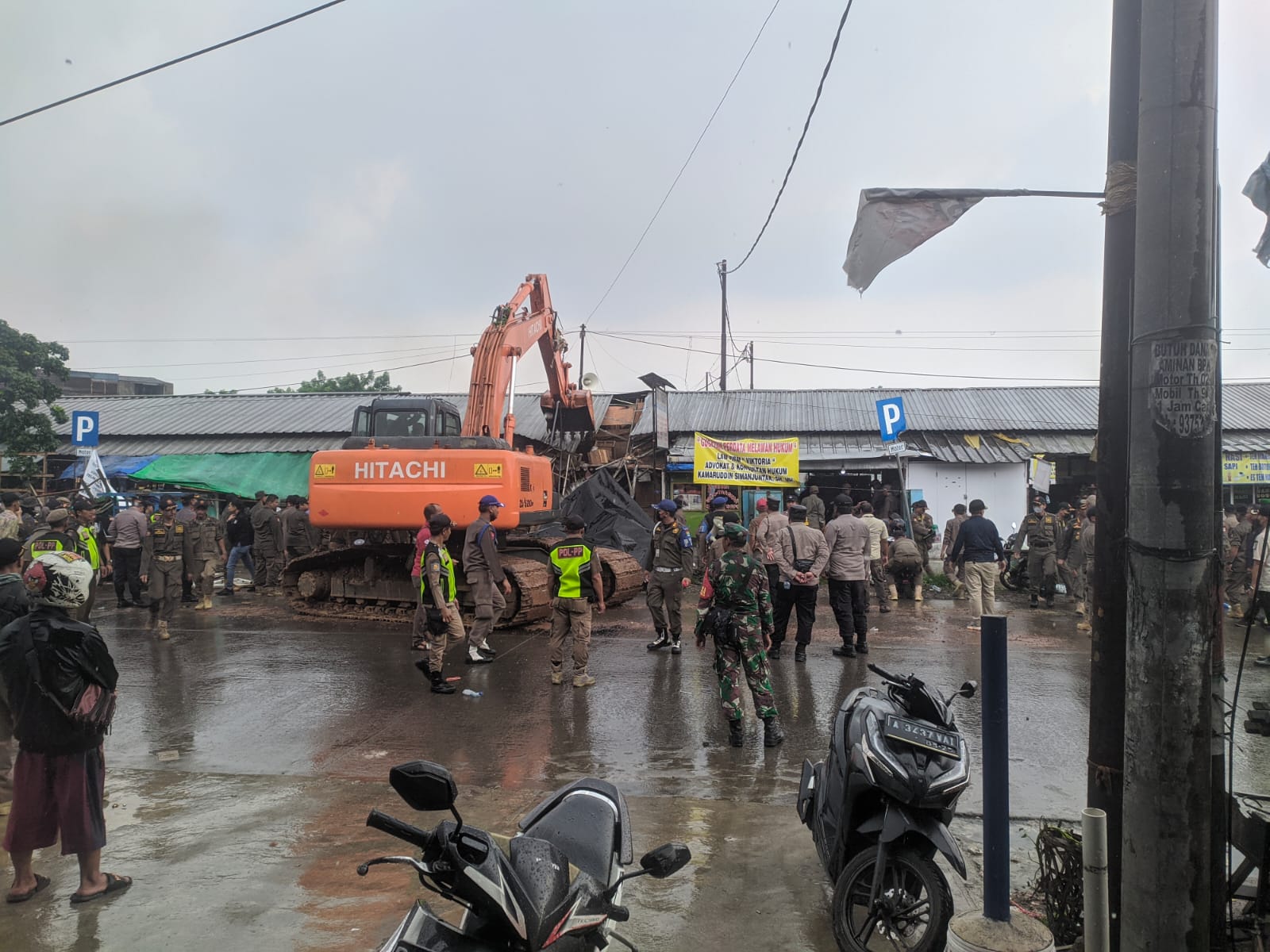 Tampak Pasar Kuta Bumi mulai di bongkar pakai alat Excavator.