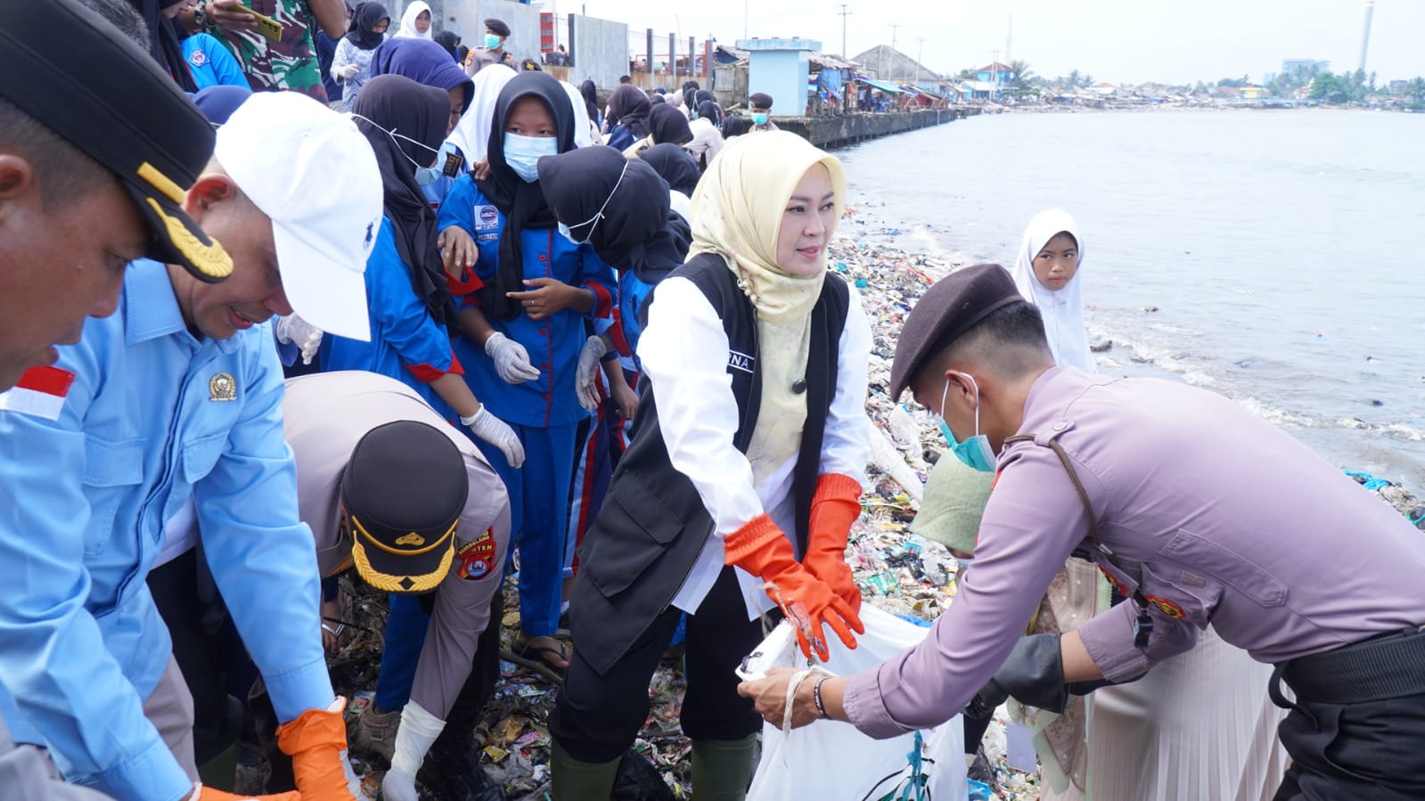 Pantai Teluk Pandeglang Dipenuhi Sampah Lagi, Bupati Irna Minta Dibantu Pemprov Banten