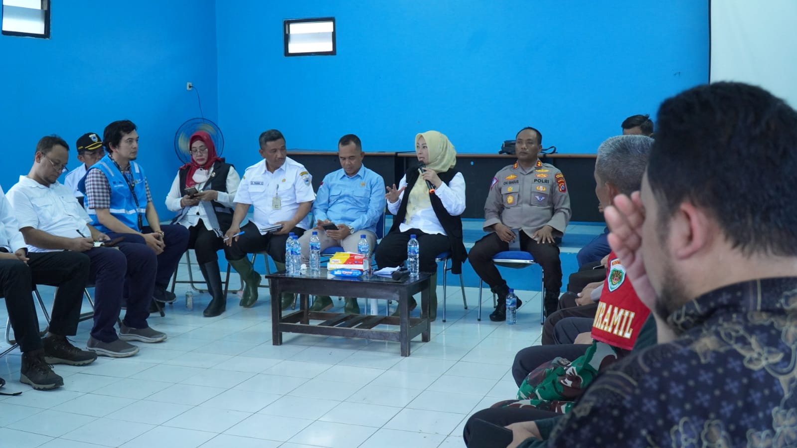 Bupati Irna saat rapat di kantor UPTD Pelabuhan Perikanan Pantai Labuan bersama OPD Provinsi Banten.