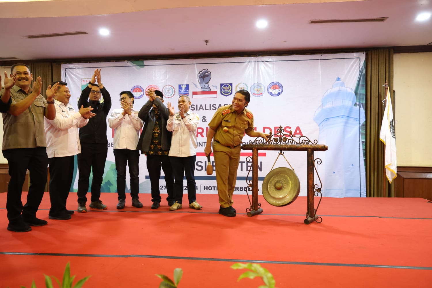 Pj Al Muktabar saat membuka Sosialisasi Public Hearing UU Desa dengan memukul gong.