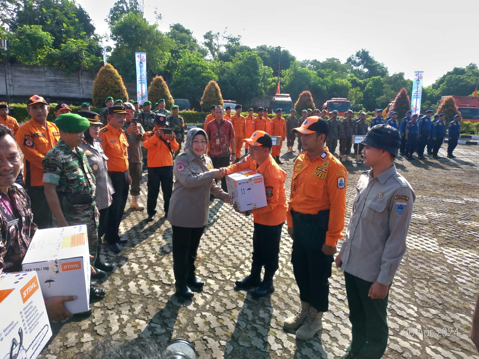 Pj Sekda Banten Virgojanti bersama personel BPBD Banten.