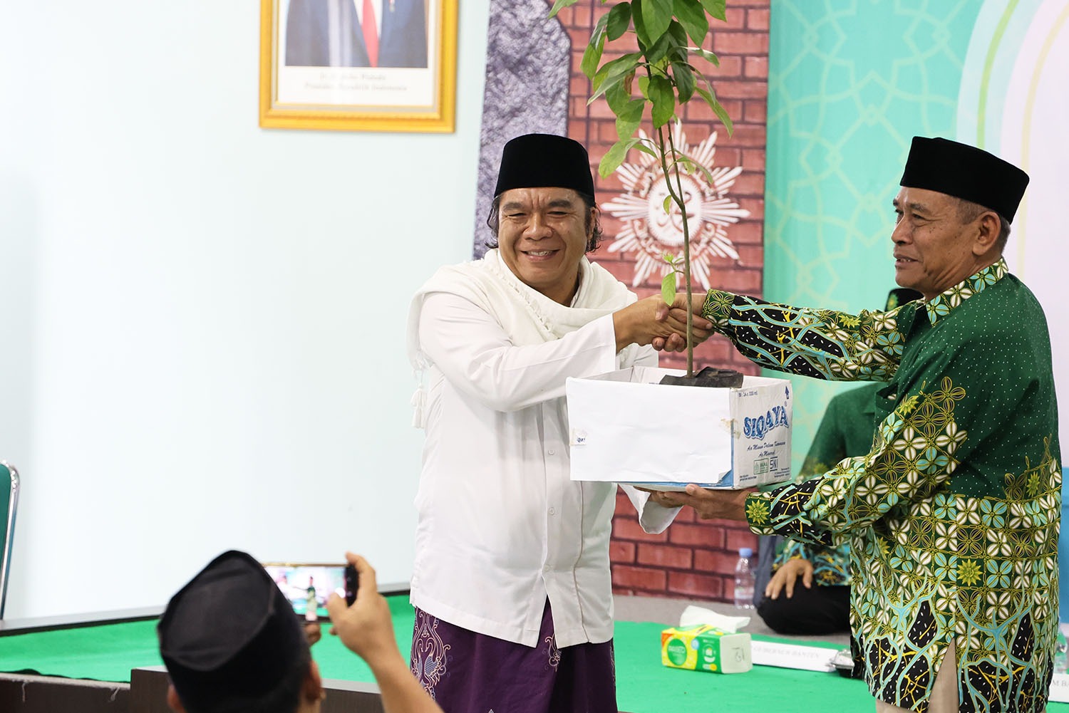 Pj Al Muktabar saat memberikan bibit pohon buah.