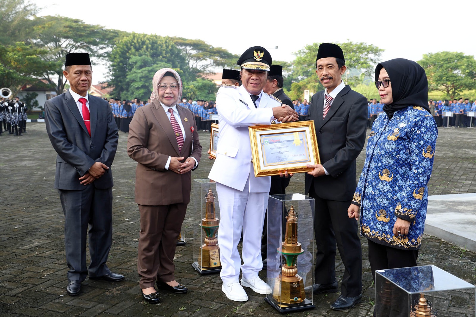 Pj Al Muktabar saat menyerahkan penghargaan kepada pemenang Inovasi Pelayanan Publik.