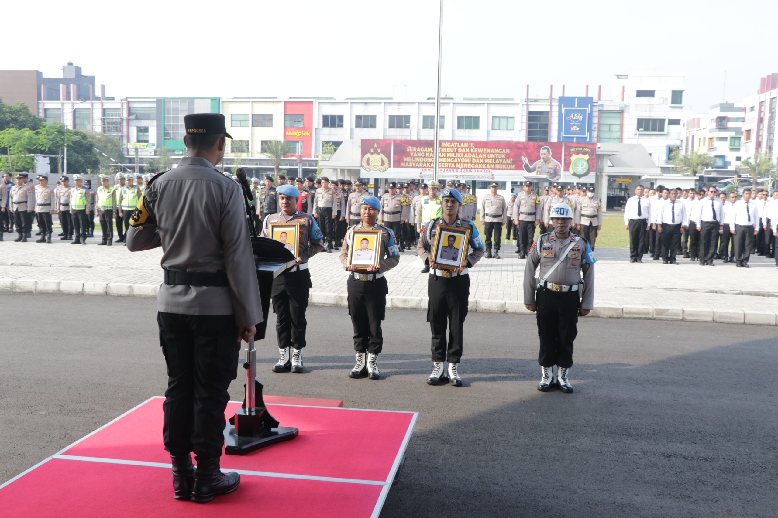 Kapolres Metro Tangerang Kota, Kombes Pol Zain Dwi Nugroho saat melakukan PTDH kepada 3 anggotanya.