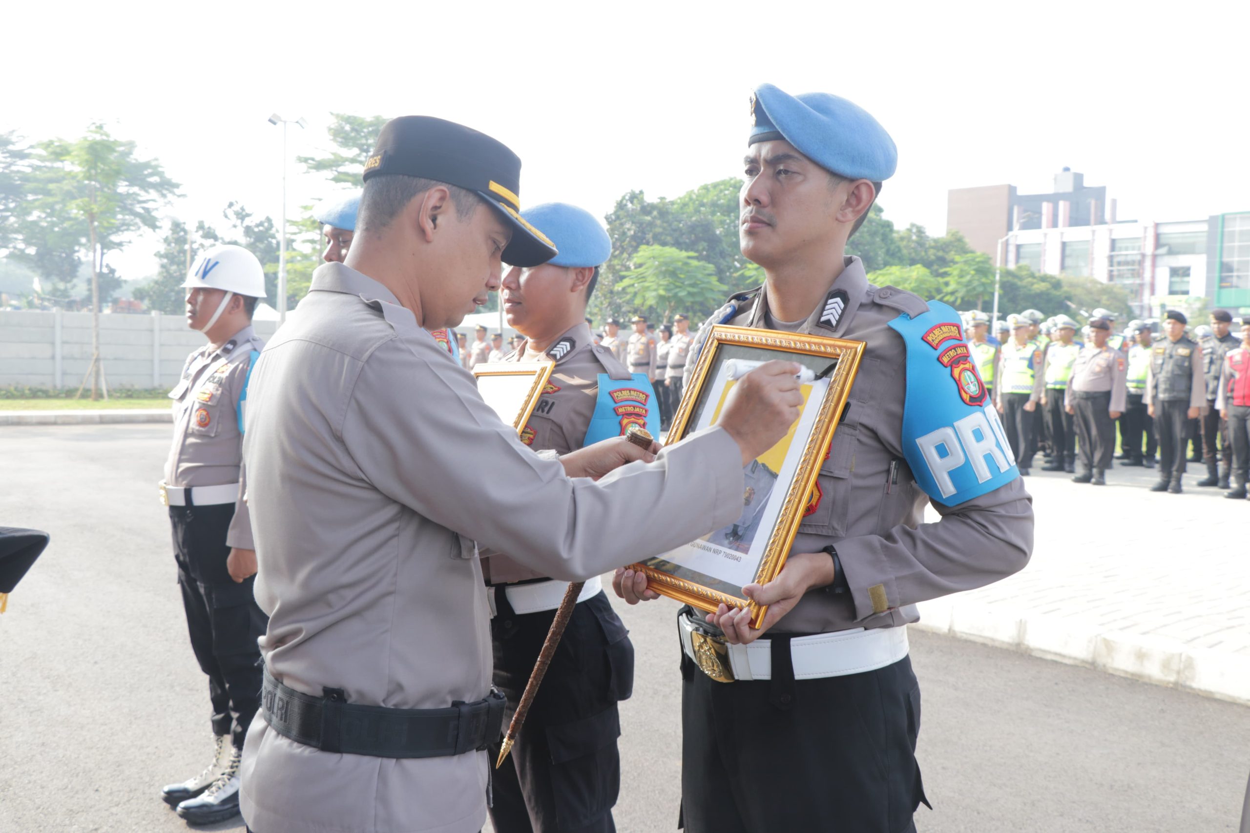 Kapolres Metro Tangerang Kota, Kombes Pol Zain Dwi Nugroho saat melakukan PTDH kepada 3 anggotanya.