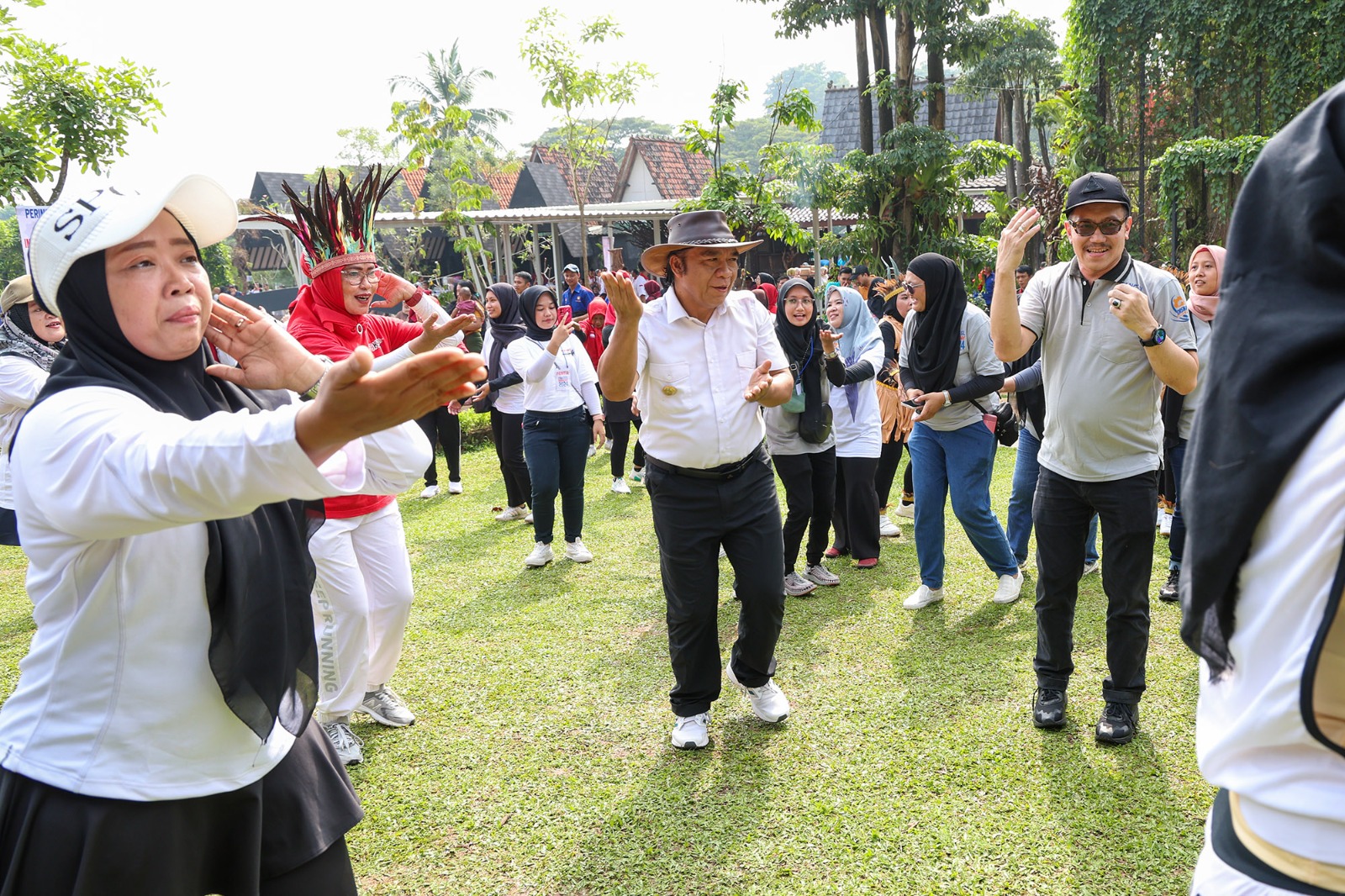 Pj Al Muktabar Senam Bersama Buruh di Setu Tangsel.