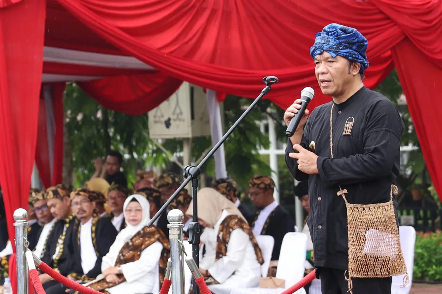 Pj Al Muktabar saat memimpin upacara Hari Pendidikan Nasional di Pemprov Banten.