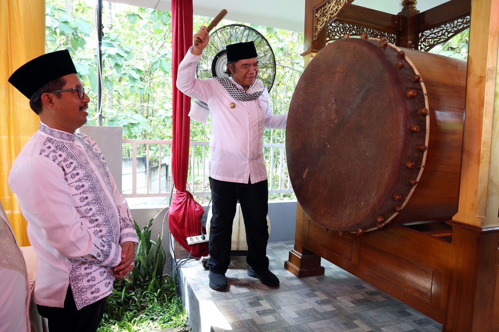 Pj Al Muktabar saat menabuh bedug.