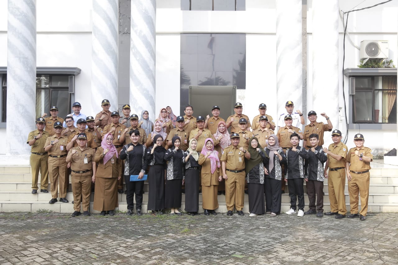 Sekda Ali Fahmi dan jajarannya bersama para pelajar Pandeglang.