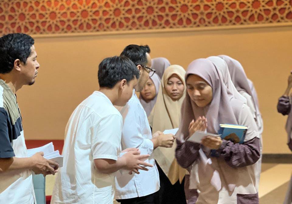 Rano Alfath anggota MPR RI bersama para santriawati di Yayasan Islamic.