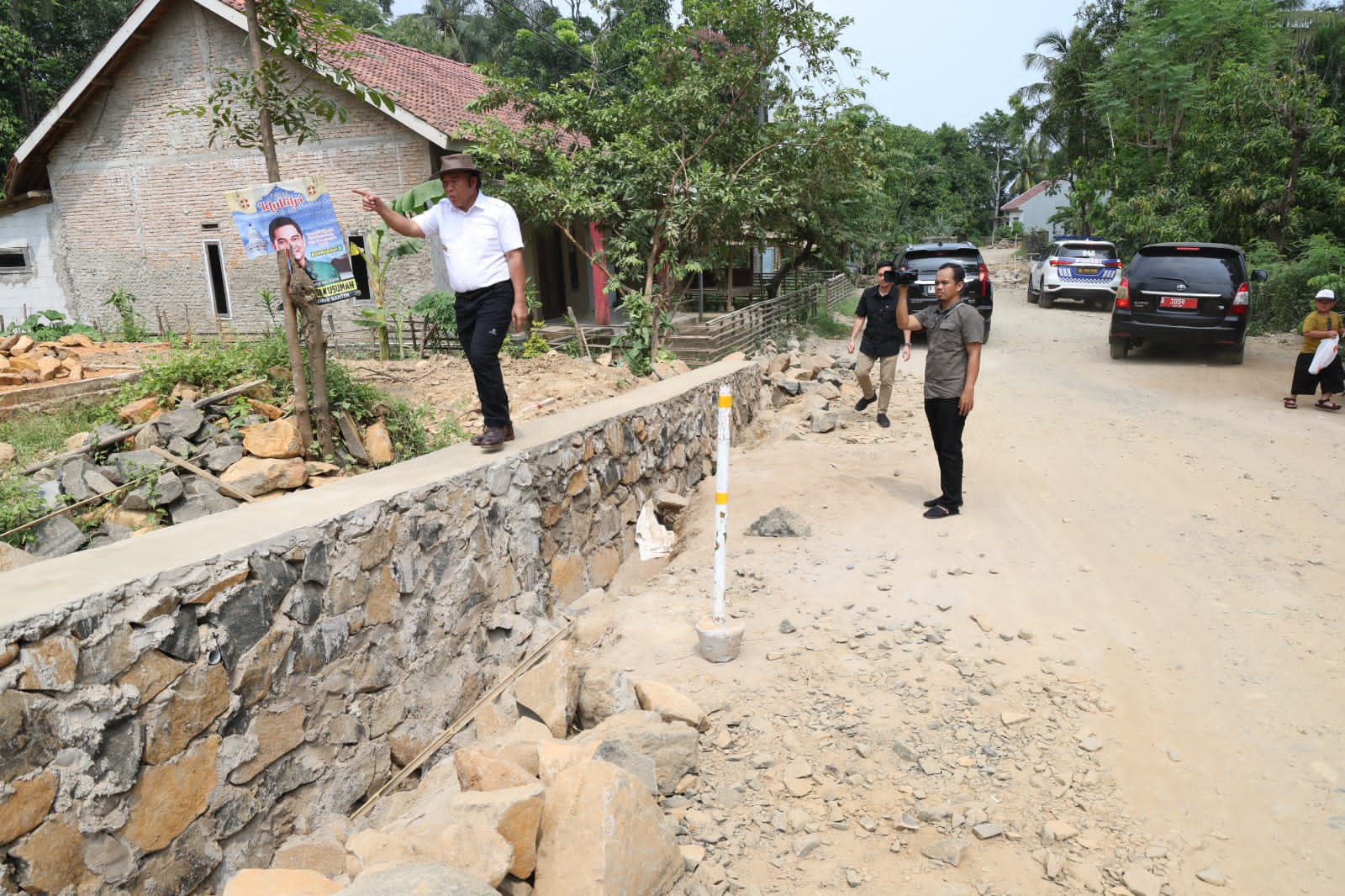 Pj Al Muktabar saat meninjau pembangunan ruas Jalan Sumur - Taman Jaya.