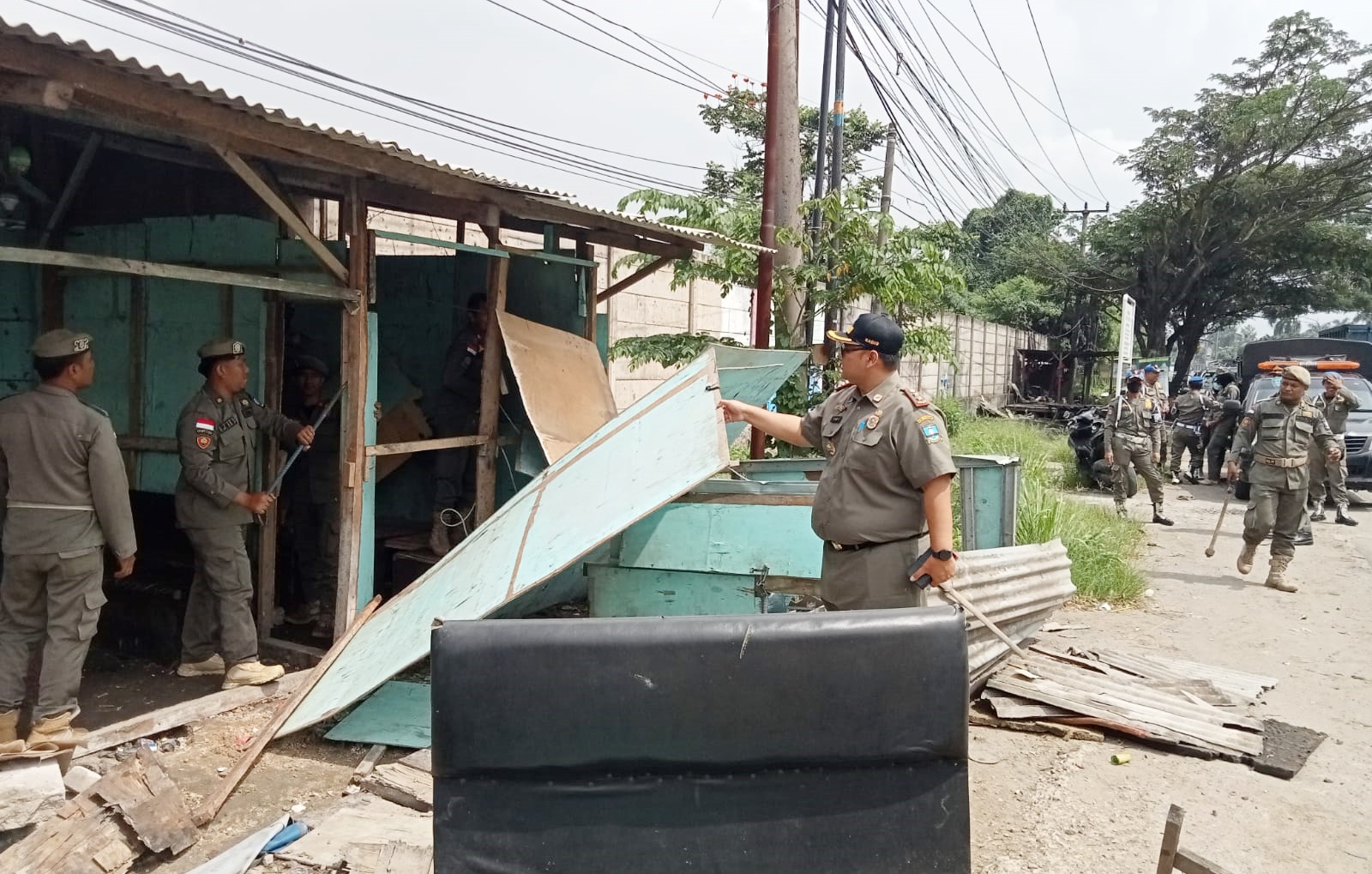 Satpol PP Kabupaten Serang Bongkar Bangunan Liar di Kragilan Yang Melanggar Perda