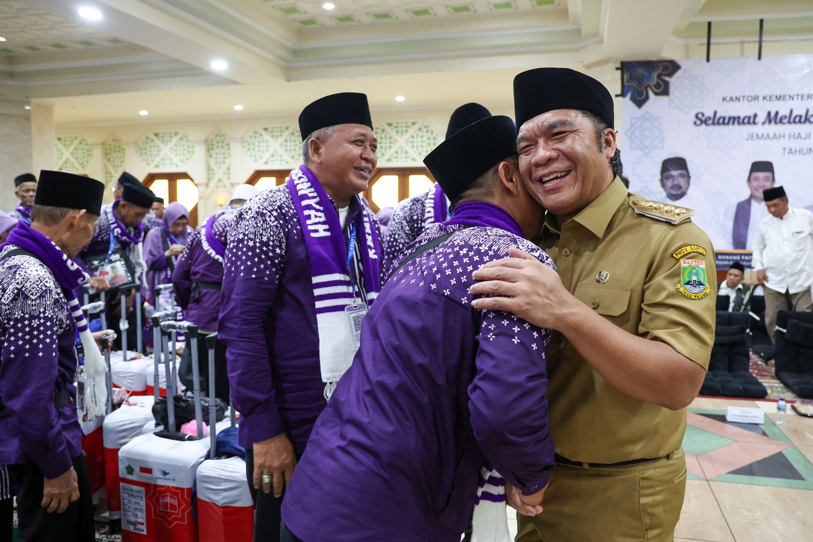 Plh Al Muktabar saat bersama jemaah calon haji.