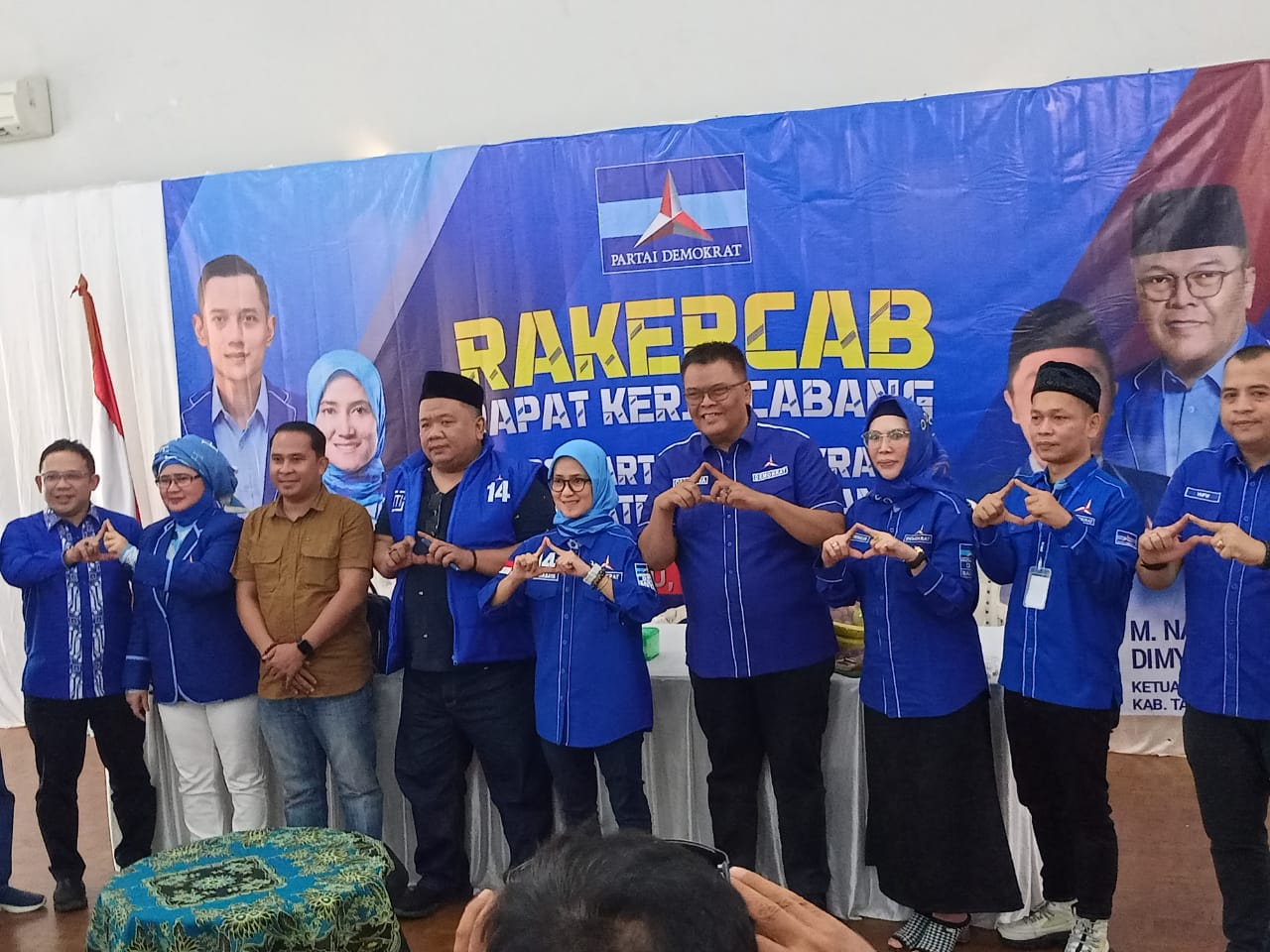 Pengurus DPC Demokrat Kabupaten Tangerang bersama Ibu Iti Oktavia Jayabaya.