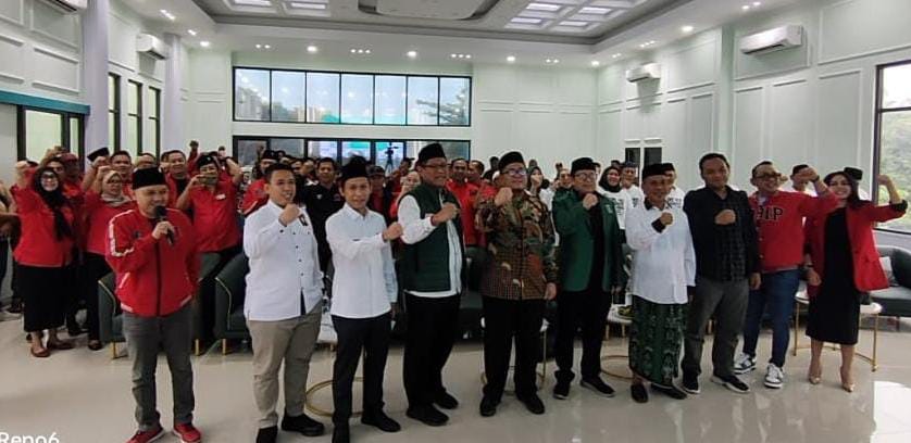 Keluarga Besar PDIP Kabupaten Tangerang saat di kantor PKB.