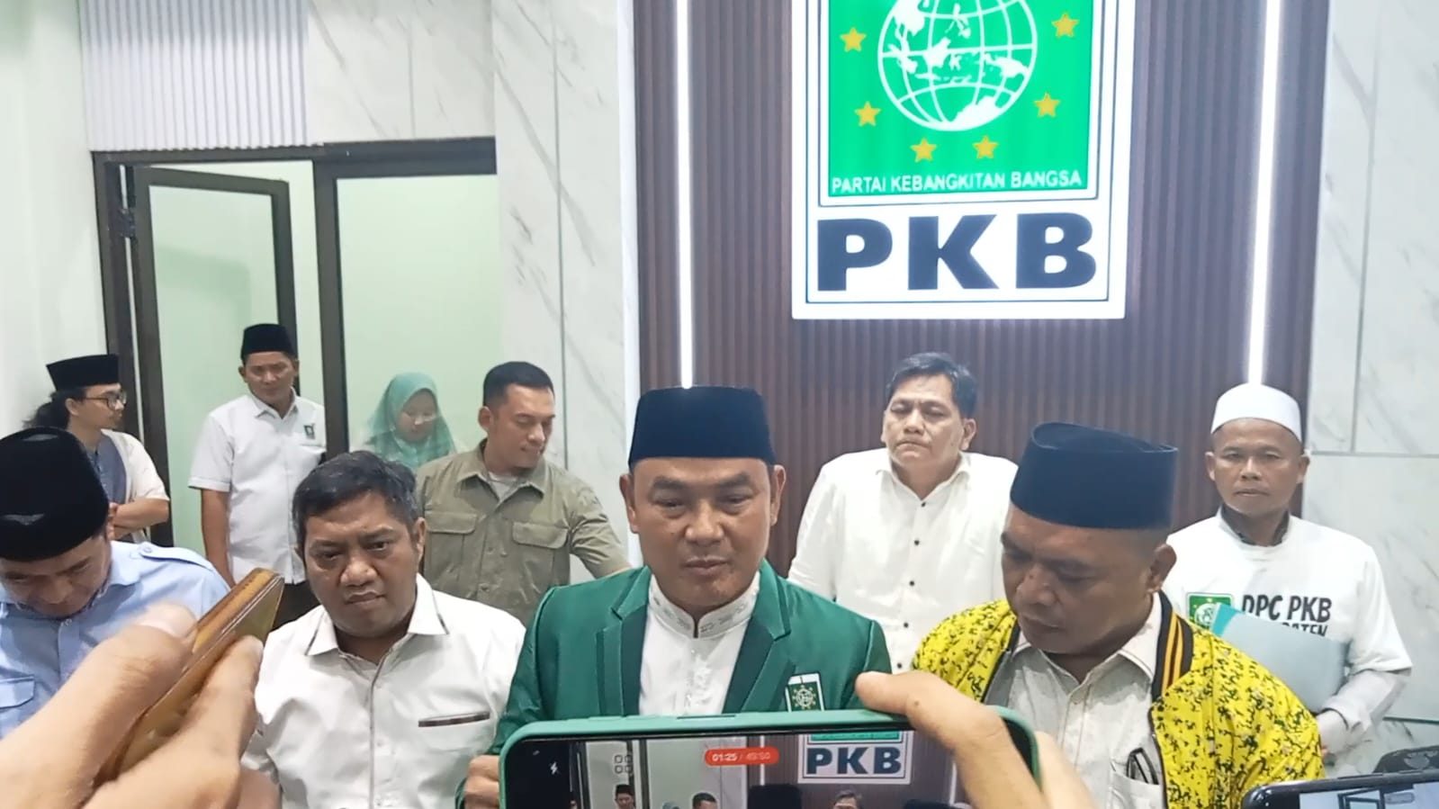 Bakal Calon Bupati Tangerang Mad Romli dan Sekjen Amud bersama timnya di Kantor PKB Kabupaten Tangerang.