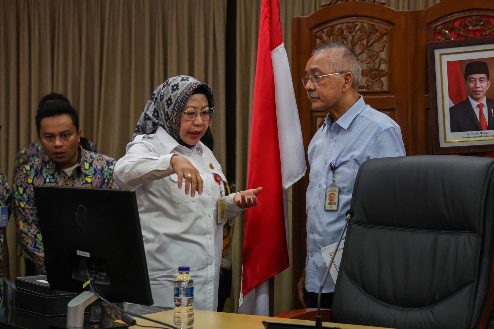 Plh Virgojanti bersama Tenaga Ahli Utama Kantor Staf Presiden (KSP) Helson Siagian.