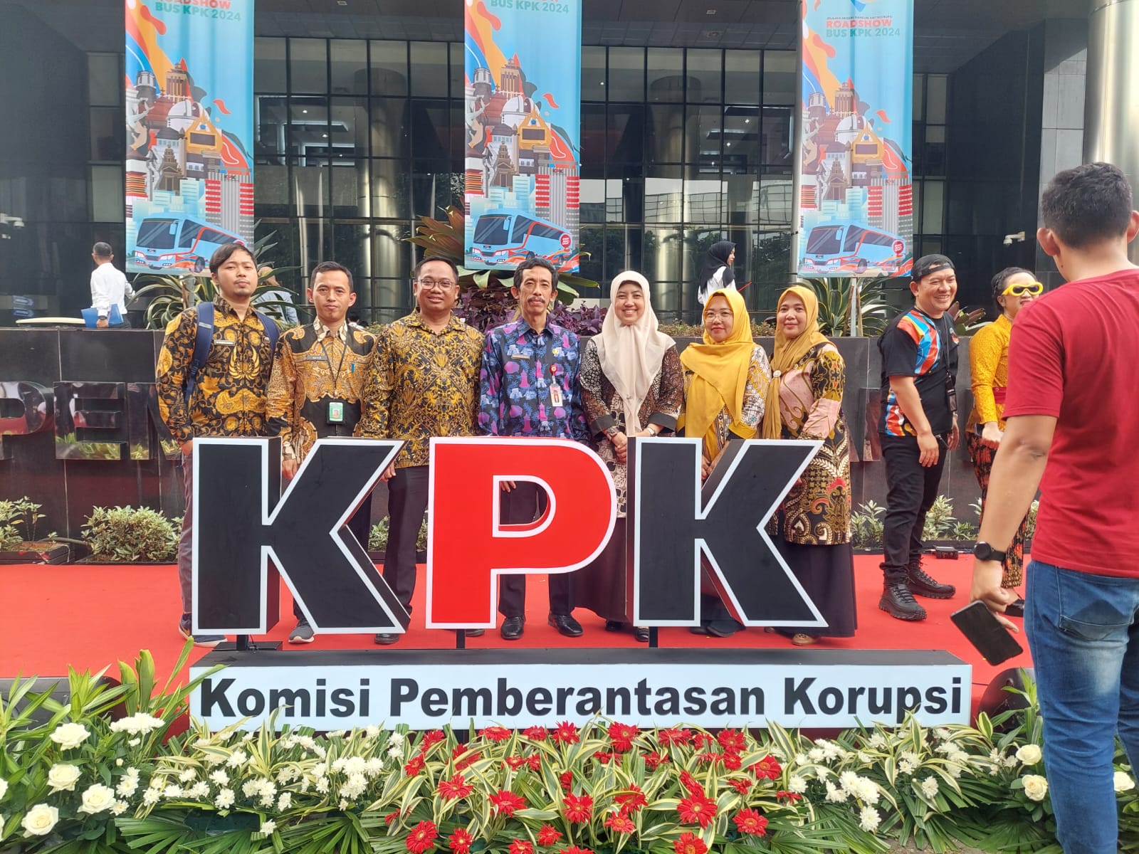 Sekretaris Inspektorat Provinsi Banten Ratu Syafitri Muhayati bersama jajaran Pemprov Banten di KPK.