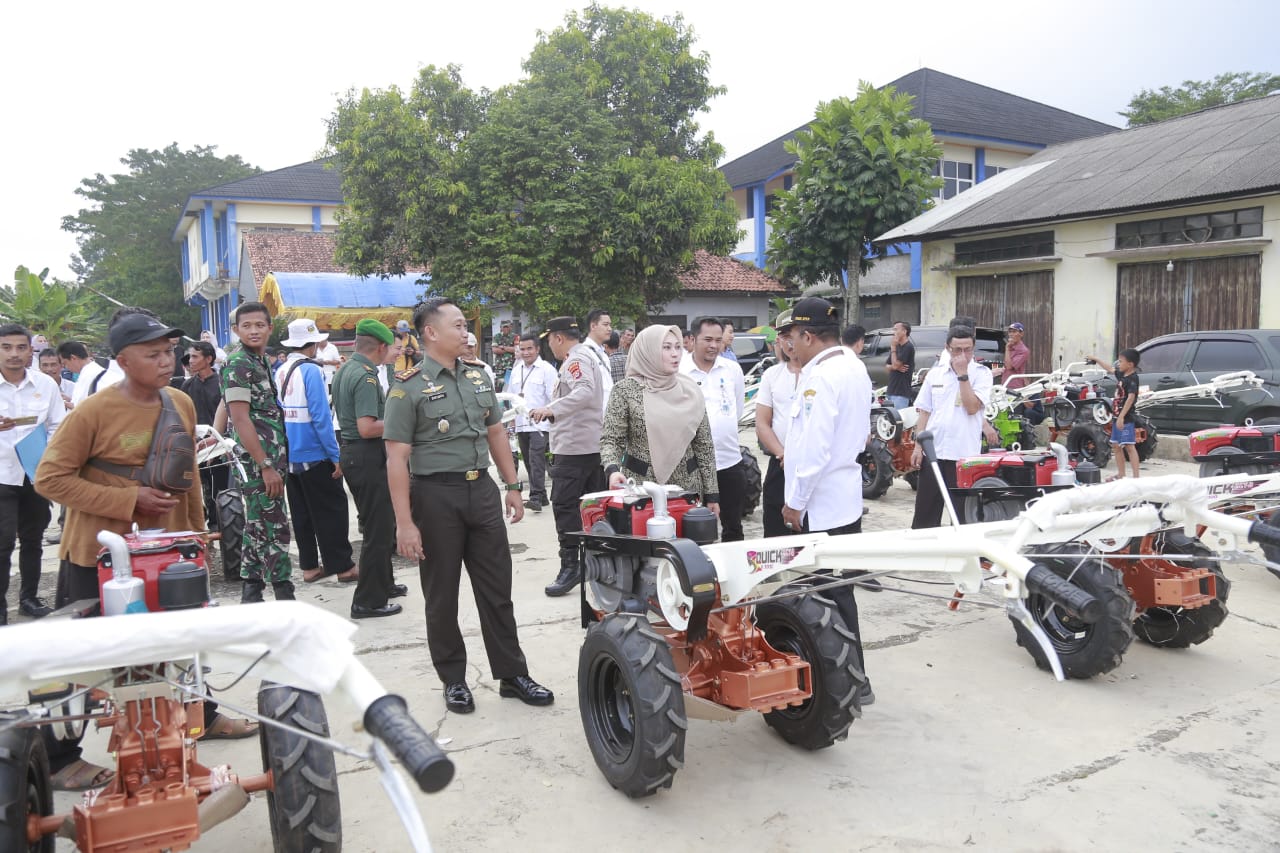 Bupati Irna saat menyerahkan bantuan traktor untuk kelompok tani Pandeglang.