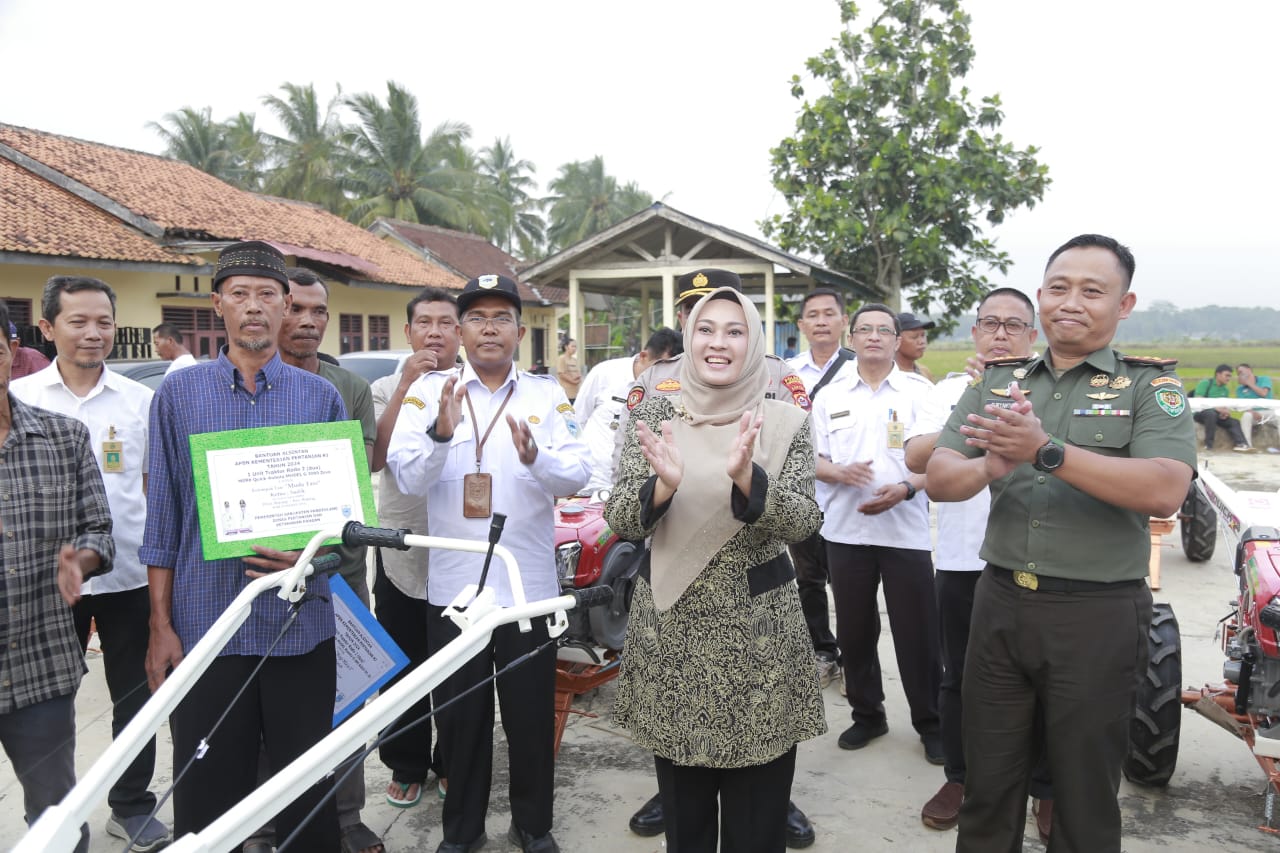 DPKP Kabupaten Pandeglang Berikan Traktor ke Kelompok Tani, Bupati Irna Ingin Petani Sejahtera