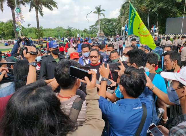 Aliansi Buruh Banten Bersatu saat melakukan aksi unjuk rasa.