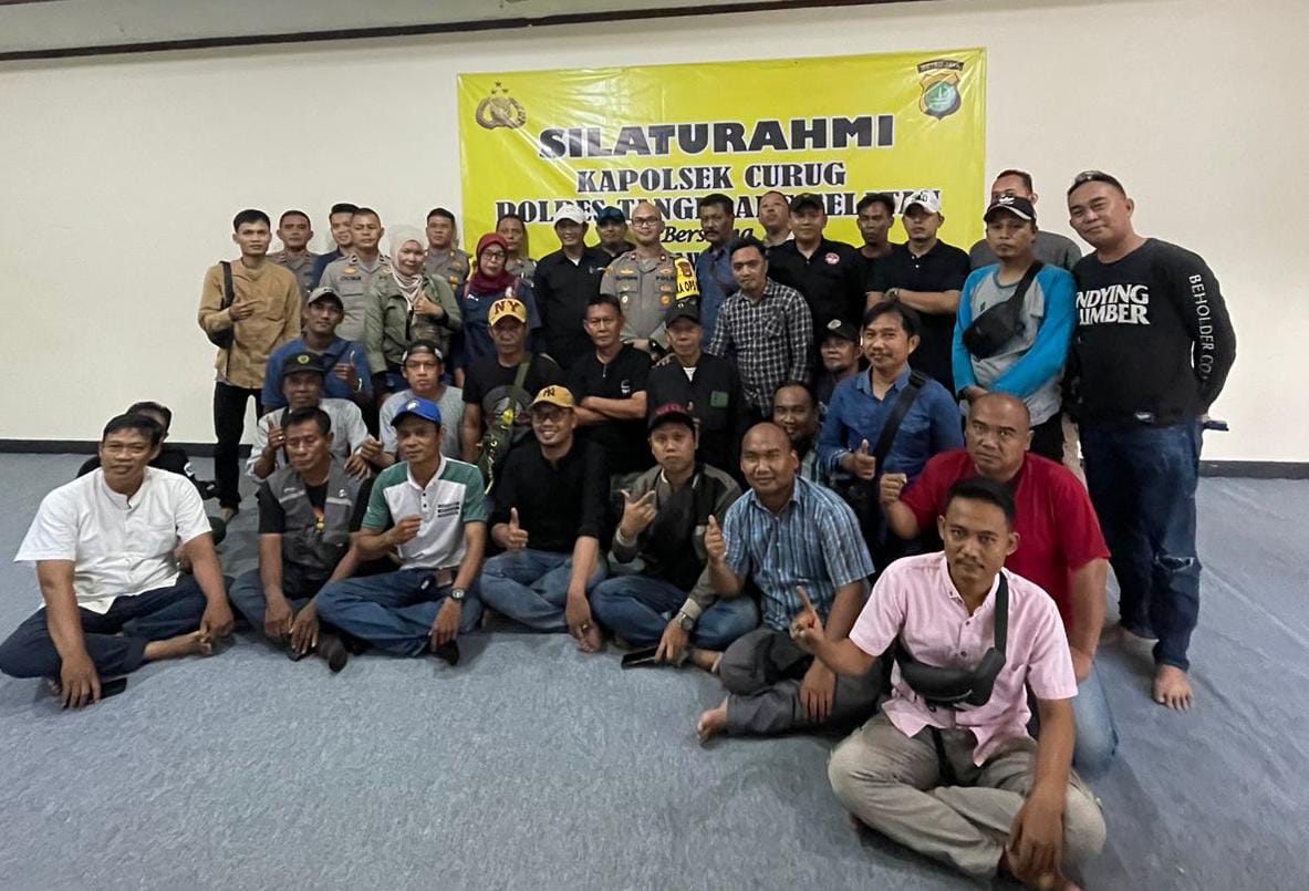 Kapolsek Curug Sugeng Ade Wijaya foto bersama rekan rekan wartawan Curug.